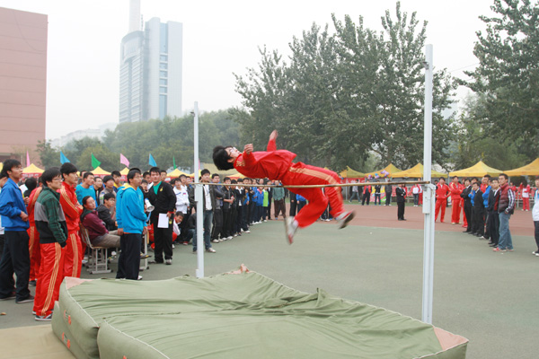 金沙威尼斯欢乐娱人城召开2011级新生田径运动会