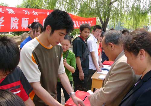 “众志成城，抗震救灾”金沙威尼斯欢乐娱人城全体师生开展了心系灾区的捐款活动