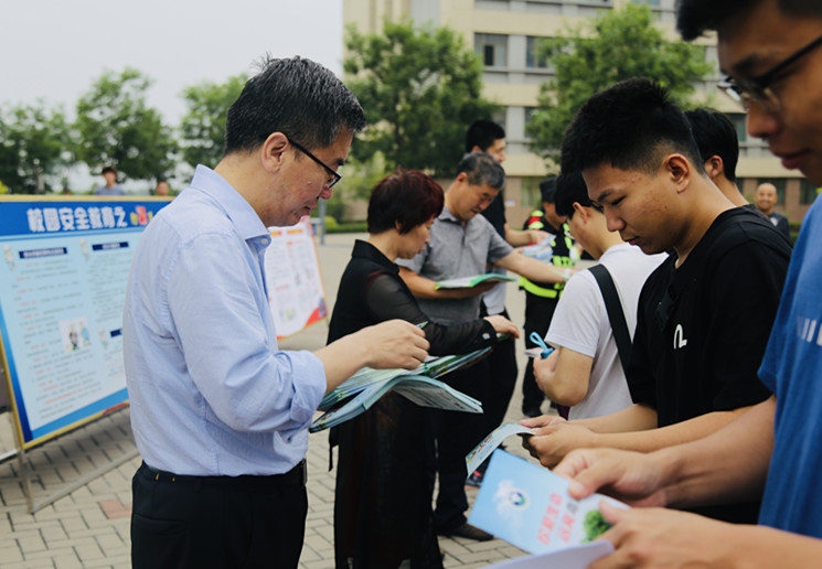 金沙威尼斯欢乐娱人城开展全国第20个“安全生产月”宣传咨询日活动