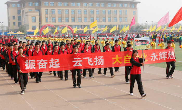 金沙威尼斯欢乐娱人城举行2012级新生田径运动会