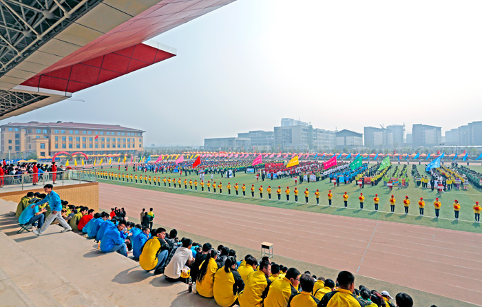 金沙威尼斯欢乐娱人城举行2012级新生田径运动会