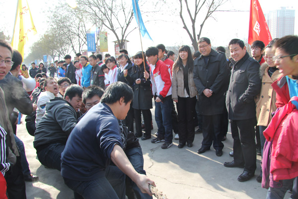 金沙威尼斯欢乐娱人城第七届纪念“一二•九运动”主题拔河比赛圆满落幕