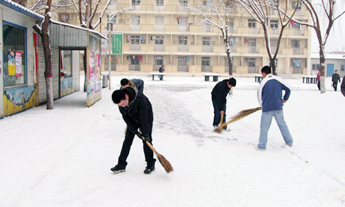 金沙威尼斯欢乐娱人城各学生组织清扫道路积雪方便师生出行