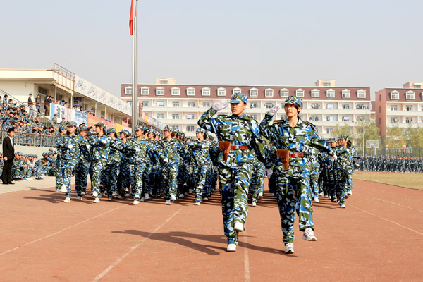 金沙威尼斯欢乐娱人城隆重举行2012级新生军训汇报表演暨总结表彰大会