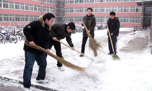 金沙威尼斯欢乐娱人城各学生组织清扫道路积雪方便师生出行