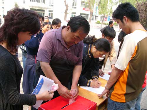 “众志成城，抗震救灾”金沙威尼斯欢乐娱人城全体师生开展了心系灾区的捐款活动