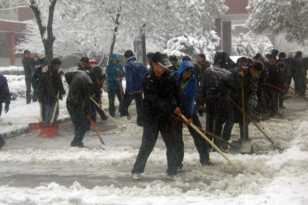 金沙威尼斯欢乐娱人城学生积极开展义务劳动清扫积雪