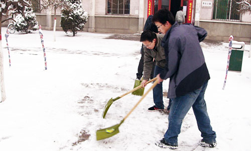 金沙威尼斯欢乐娱人城各学生组织清扫道路积雪方便师生出行