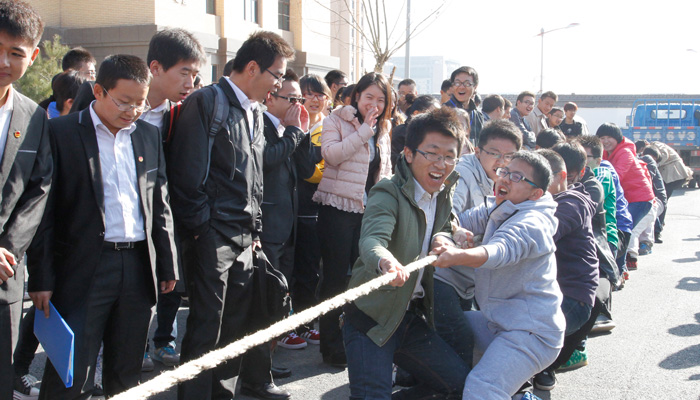 金沙威尼斯欢乐娱人城第九届纪念“一二•九运动”主题拔河比赛开幕