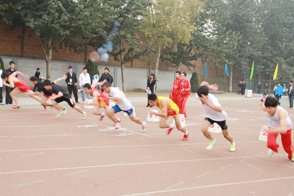 金沙威尼斯欢乐娱人城召开2011级新生田径运动会