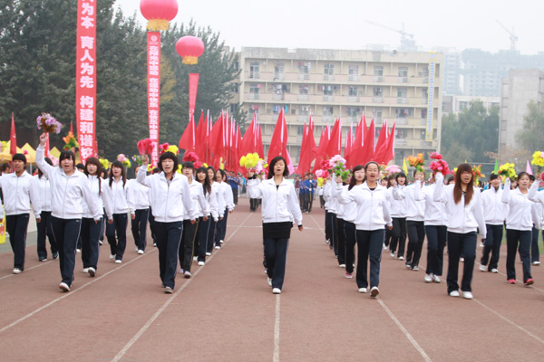 金沙威尼斯欢乐娱人城召开2011级新生田径运动会