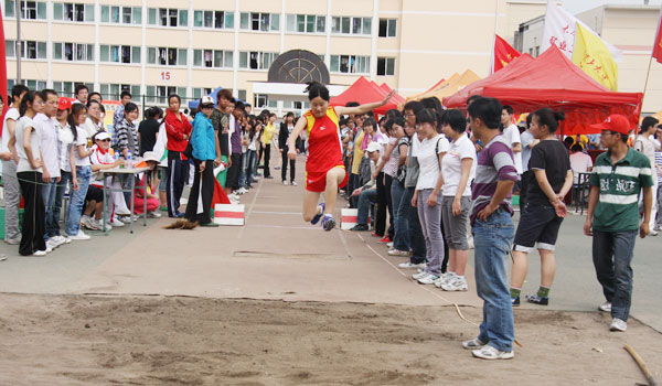 金沙威尼斯欢乐娱人城在校2010年田径运动会甲乙两个组别中取得优异成绩